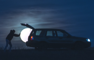 Koca Ay Arabanın Bagajına Sığıyor