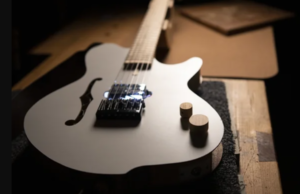 Evdeki Mobilyaları Kesip Biçip Gitar Yapan Adam